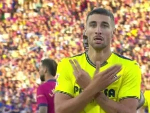 كوميسانا يُسجل في برشلونة ويُعيد فياريال إلى المباراة بهدف قاتل